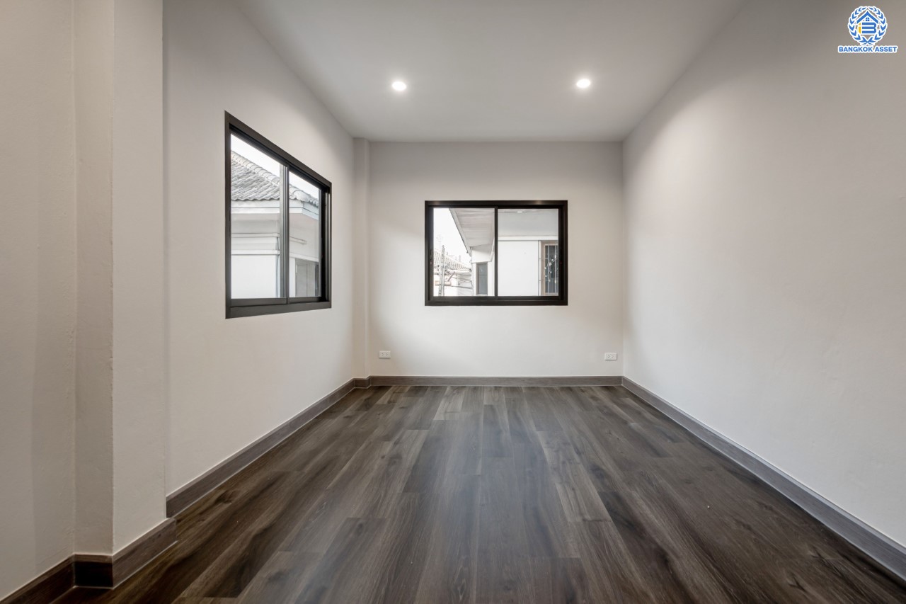 บ้านมือสองตกแต่งใหม่ ม.ปฐวีกาญจน์ ประชาชื่น-แจ้งวัฒนะ ทำเลโซนเมือง ดีไซน์สุด Classic เนื้อที่ 50 ตร.ว. ฟังก์ชัน 3 ห้องนอน 4 ห้องน้ำ ใกล้เซ็นทรัลแจ้งวัฒนะ สนามบินดอนเมือง เดินทางสู่ใจกลางเมืองได้อย่างรวดเร็วด้วย ทางด่วน"บางปะอิน-ปากเกร็ด" และรถไฟฟ้าสายสีชมพู "สถานีศรีรัช"